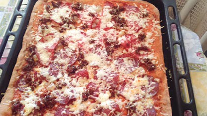 Szalámis pizza teljes kiörlésű lisztből